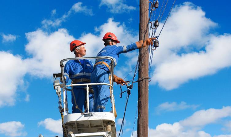 На Дніпропетровщині енергетики відновлюють електропостачання, пошкоджене внаслідок бойових дій