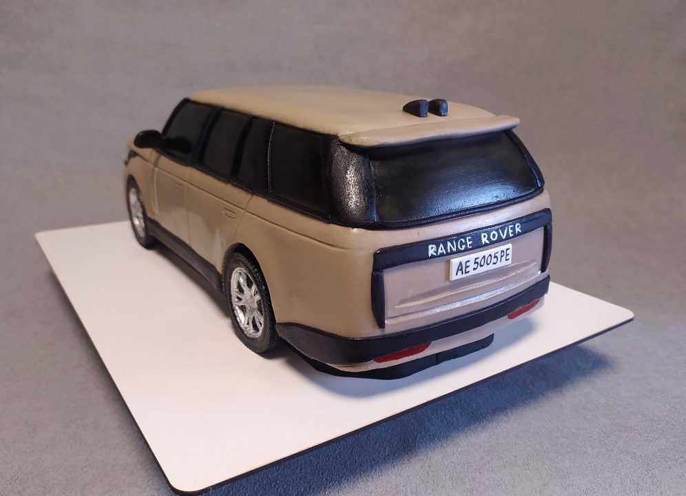 Поповнення солодкого автопарку: дніпровський кондитер приготував торт "Range Rover"