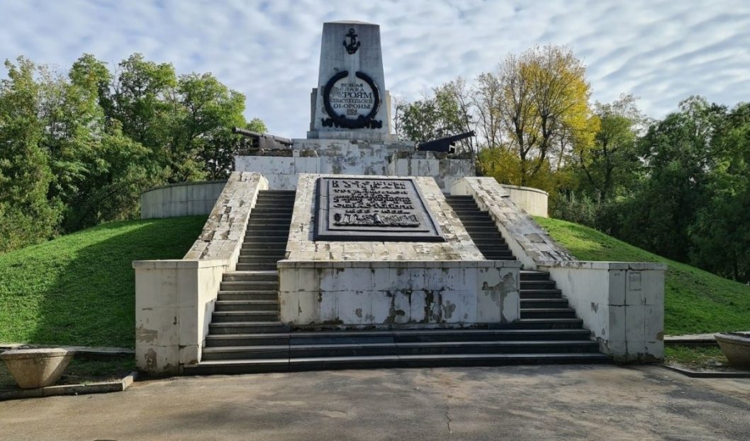 В Днепре предлагают демонтировать мемориал в Севастопольском парке - рис. 1