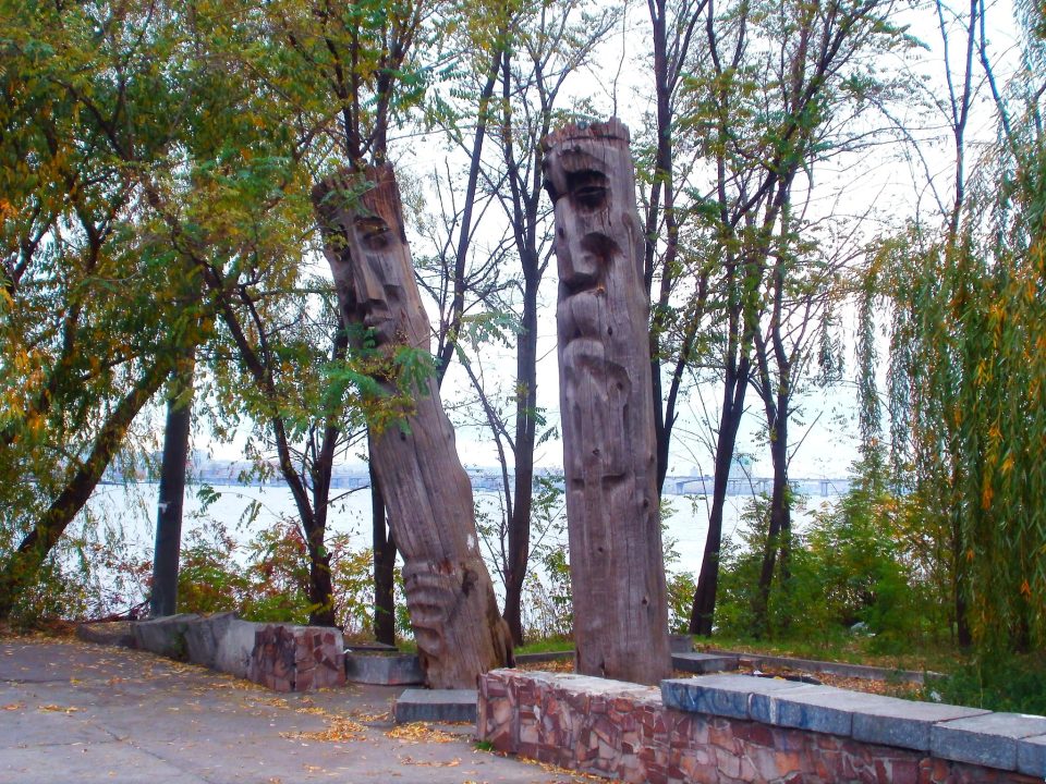 Про Дніпро: історія дерев'яних фігур древніх богів на житломасиві Сонячний - рис. 1