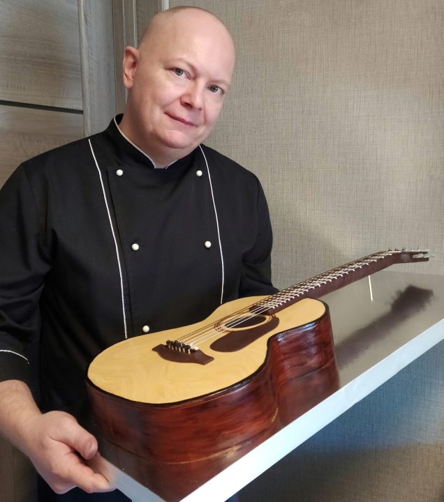 Днепровский кондитер сделал сладкую гитару весом более 4 килограммов - рис. 3