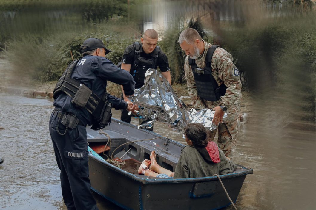Оккупанты обстреляли эвакуационную лодку в Херсонской области: есть погибшие и пострадавшие - рис. 3