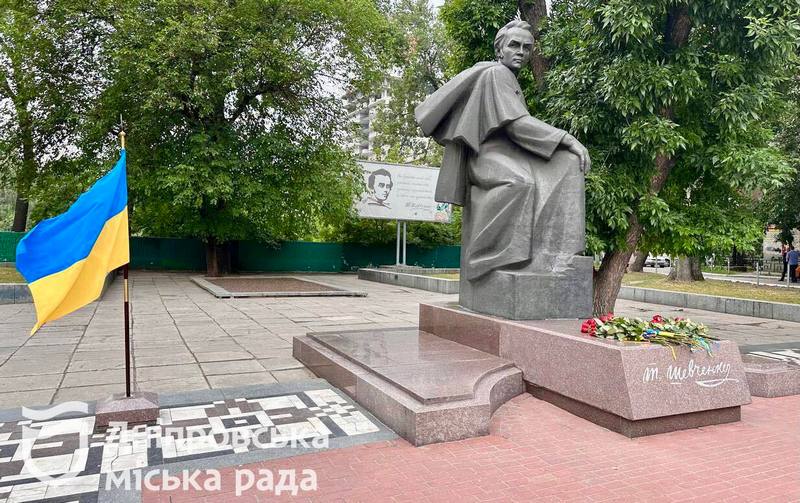День Конституції України: у Дніпрі поклали квіти до пам'ятника молодому Тарасові Шевченку