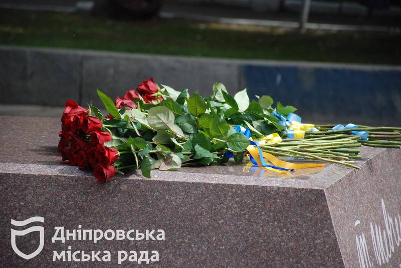 День Конституції України: у Дніпрі поклали квіти до пам'ятника молодому Тарасові Шевченку