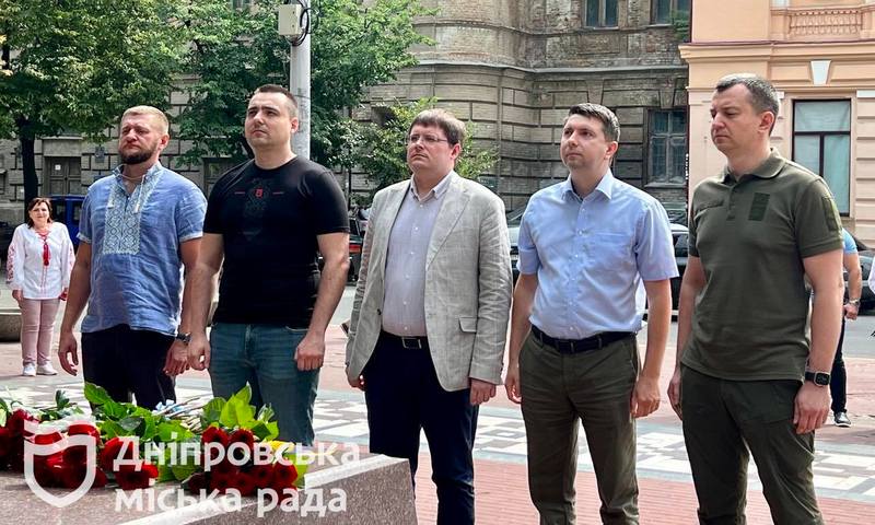 День Конституції України: у Дніпрі поклали квіти до пам'ятника молодому Тарасові Шевченку