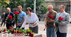 День Конституции Украины: в Днепре возложили цветы к памятнику молодому Тарасу Шевченко - рис. 4