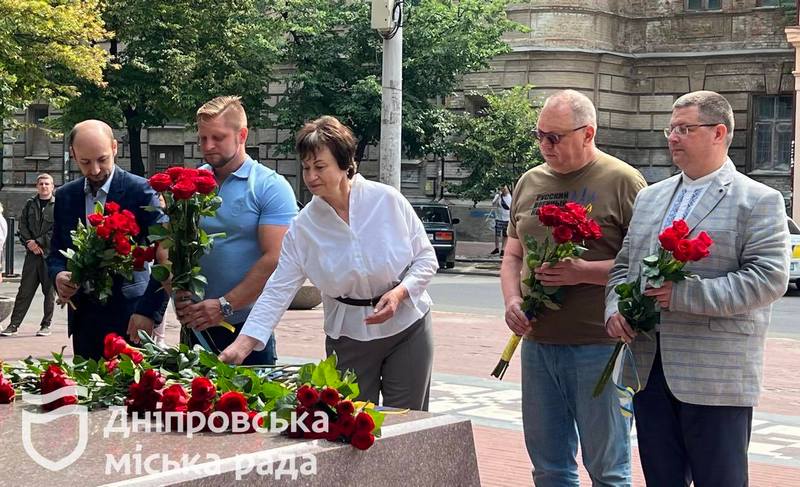 День Конституції України: у Дніпрі поклали квіти до пам'ятника молодому Тарасові Шевченку