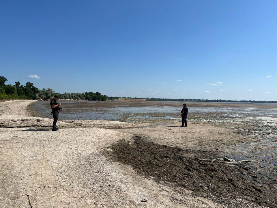 На Дніпропетровщині поліцейські патрулюють прибережну зону після підриву Каховської ГЕС