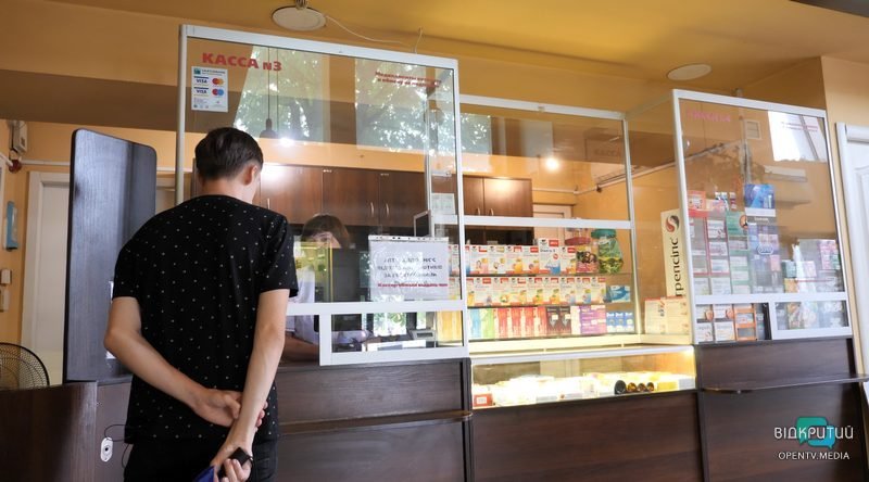 Дніпряни про профілактику проти радіації у разі підриву ЗАЕС знають, але ажіотажного попиту на препарати немає