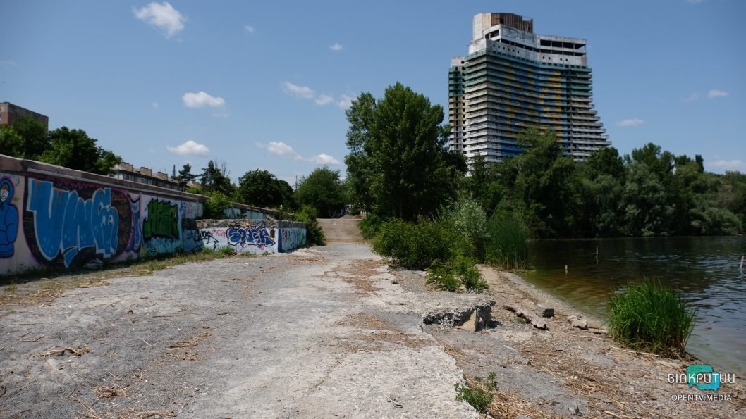 «Підлість по відношенню до городян»: у середмісті Дніпра демонтують зону відпочинку