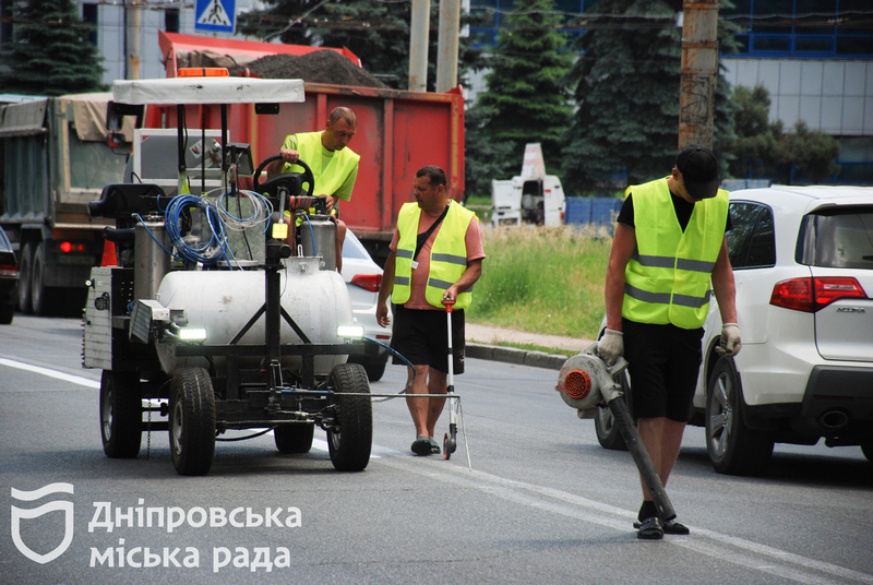 Як у Дніпрі відновлюють дорожню розмітку