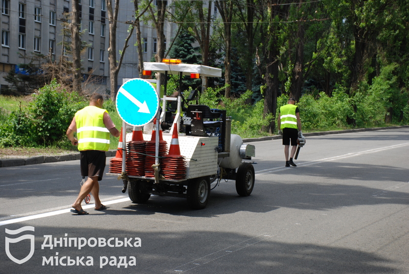 Як у Дніпрі відновлюють дорожню розмітку