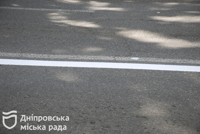 Як у Дніпрі відновлюють дорожню розмітку