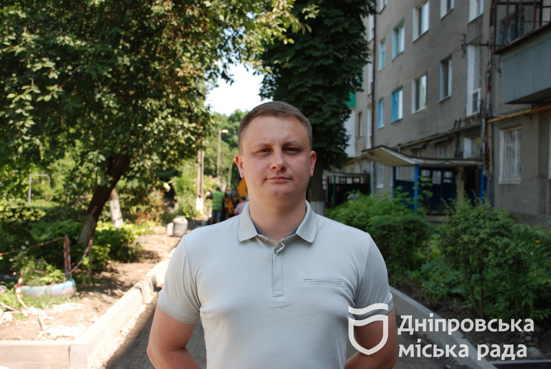 Як у дворах дніпрян комунальники ремонтують дороги