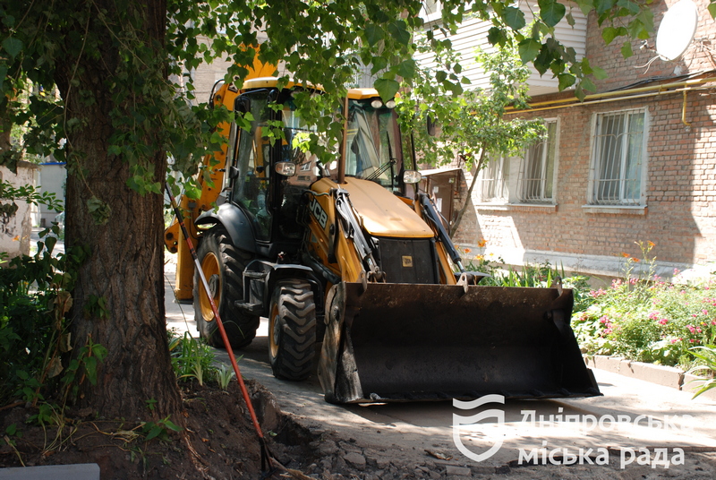Як у дворах дніпрян комунальники ремонтують дороги