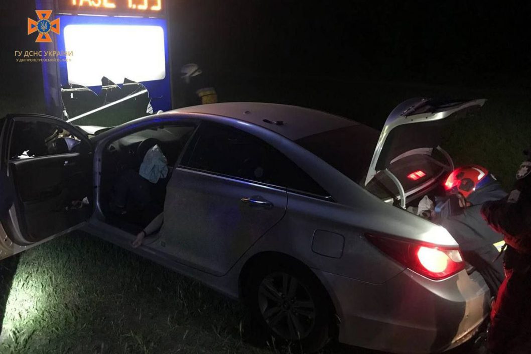 Загинув на місці: у Дніпрі водій легковика врізався у стелу АЗС
