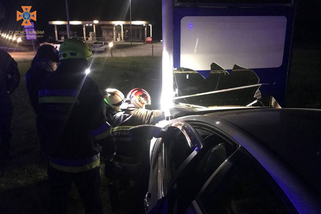 Загинув на місці: у Дніпрі водій легковика врізався у стелу АЗС