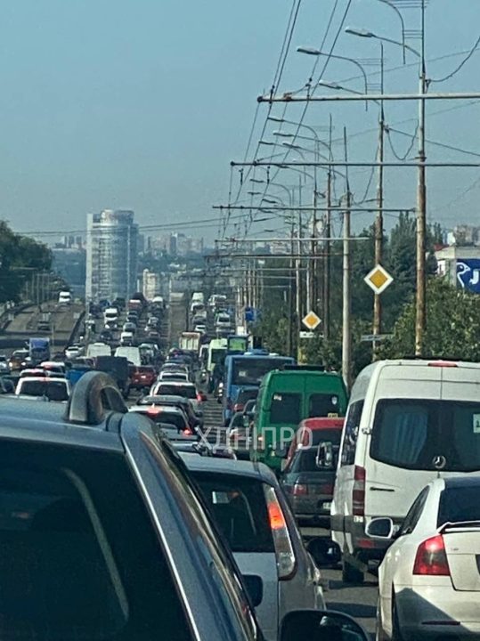 У Дніпрі на Новому мосту сталася ДТП: створився гігантський затор