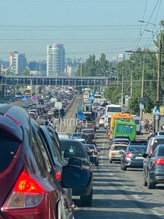 У Дніпрі на Новому мосту сталася ДТП: створився гігантський затор