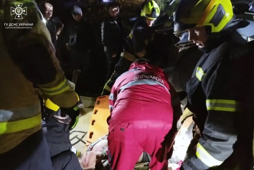 У Дніпровському районі рятувальники деблокували жінку з розбитого легковика