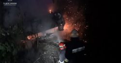 Под Новомосковском полностью сгорела легковушка: водителю удалось спастись - рис. 1