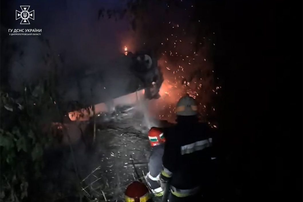 Под Новомосковском полностью сгорела легковушка: водителю удалось спастись - рис. 1