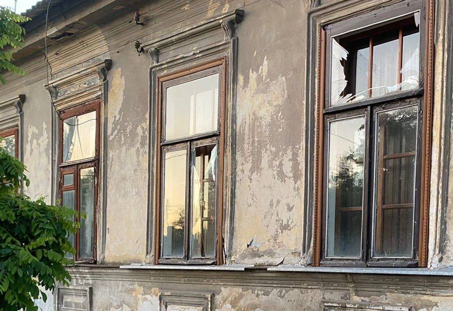 Повреждены церковь и частное предприятие: ночью российские оккупанты обстреляли Никополь - рис. 1