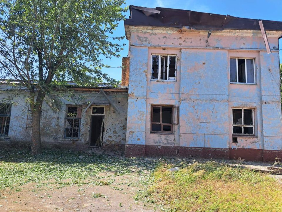 Повреждены дома и ЛЭП: в течение дня оккупанты трижды обстреляли Никопольщину - рис. 1