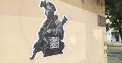 На улицах Днепра появились изображения военных с QR-кодами: подробности - рис. 1