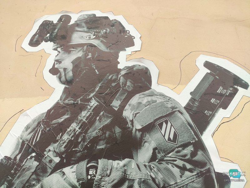 На вулицях Дніпра з'явилися зображення військових з QR-кодами: подробиці