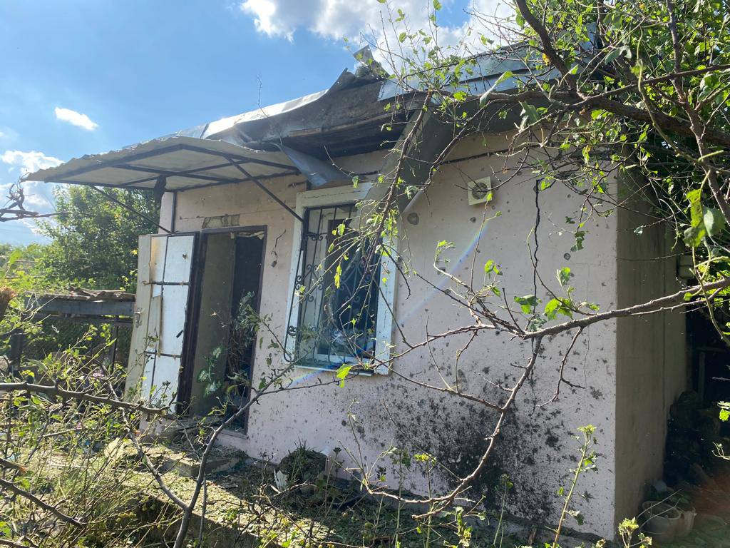 Пошкоджені будинки і газопроводи: окупанти з важкої артилерії обстріляли Нікополь - рис. 2