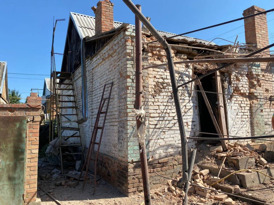 Пошкоджені будинки і газопроводи: окупанти з важкої артилерії обстріляли Нікополь - рис. 3