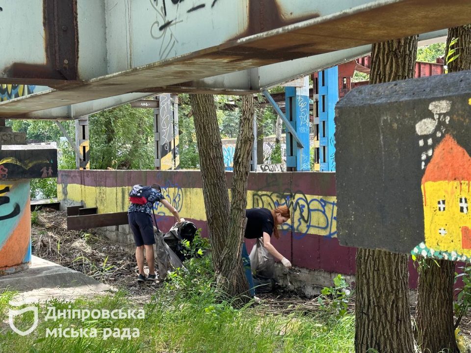 Молодь Дніпра разом з екологами організували прибирання прибережної зони - рис. 5