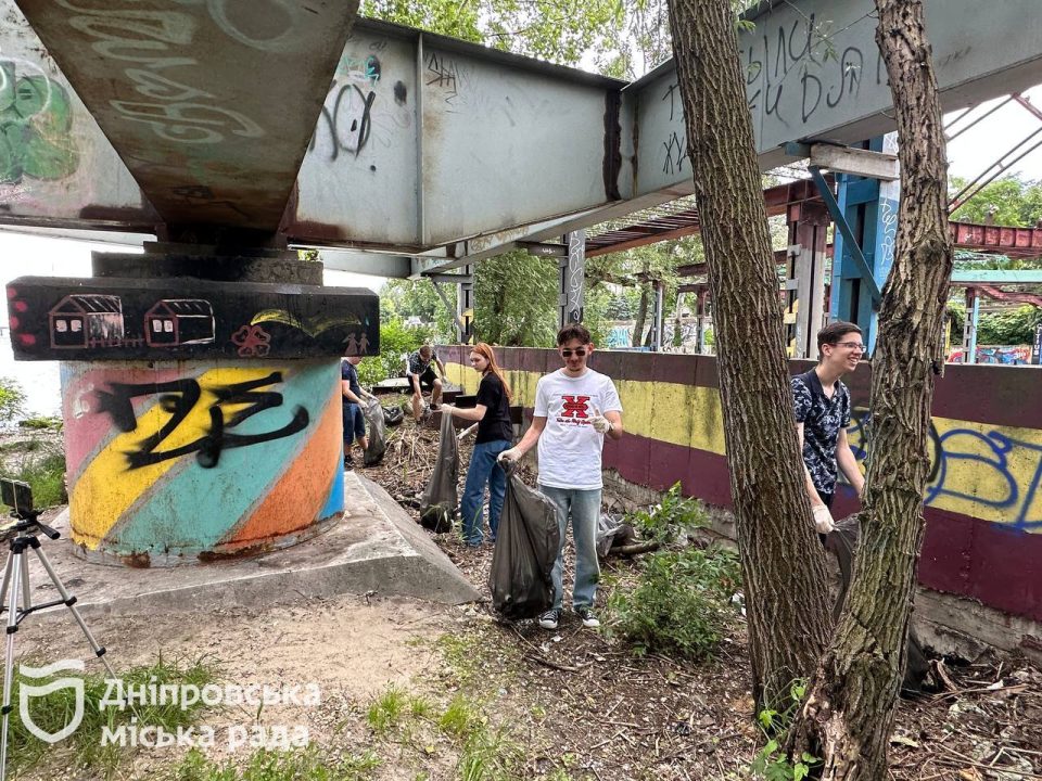 Молодь Дніпра разом з екологами організували прибирання прибережної зони - рис. 1