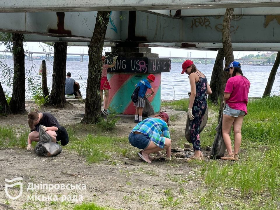 Молодь Дніпра разом з екологами організували прибирання прибережної зони - рис. 3