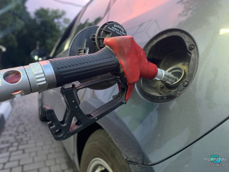 Підвищення цін на паливо: у Дніпрі ажіотаж на АЗС