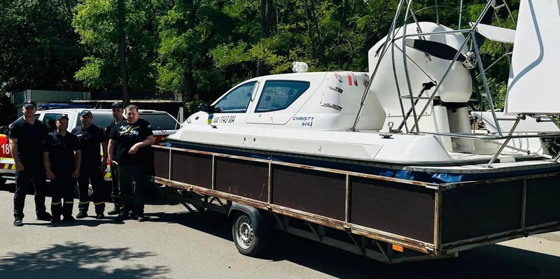 Мер Дніпра подарував рятувальникам власне судно на повітряній подушці