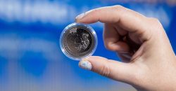 Нацбанк Украины выпустил новую коллекционную монету “Народжений в Україні” - рис. 3