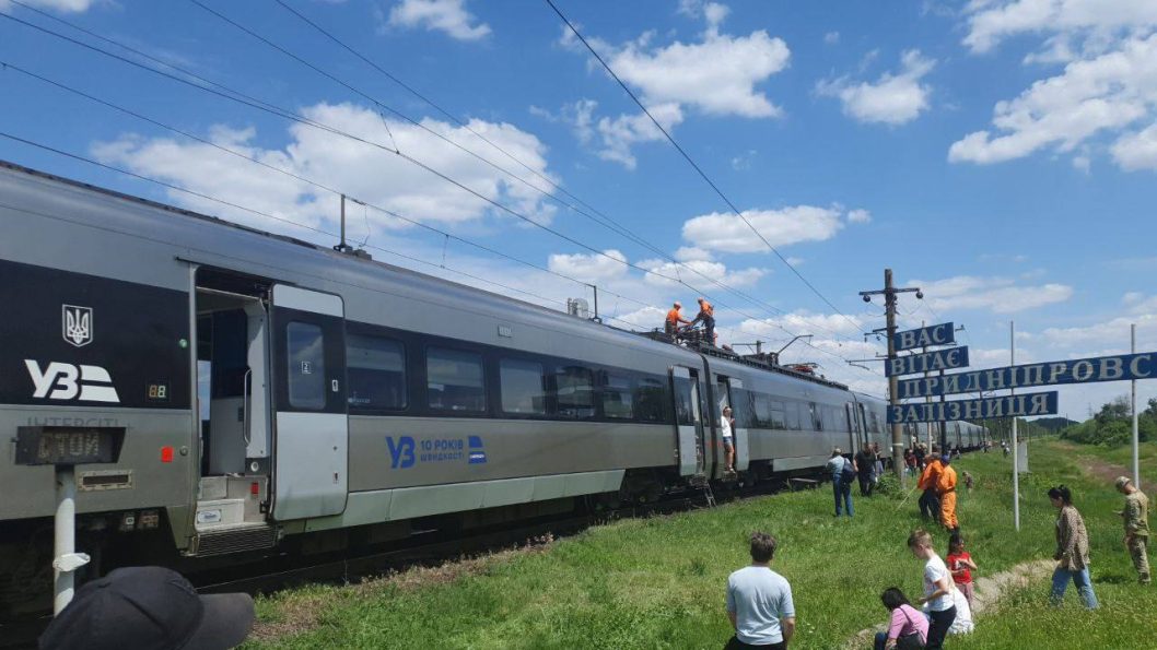 Під П'ятихатками зупинився поїзд “Київ – Дніпро”: причина