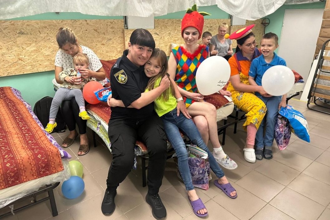 В Никополе полицейские поздравили малышей с Днем защиты детей