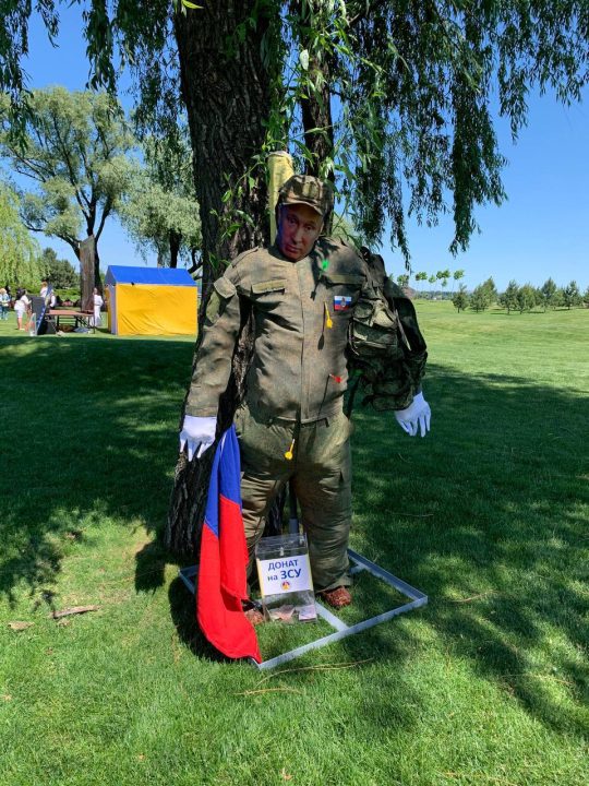 В Днепре появилось чучело Путина, в которое можно покидать дротиками