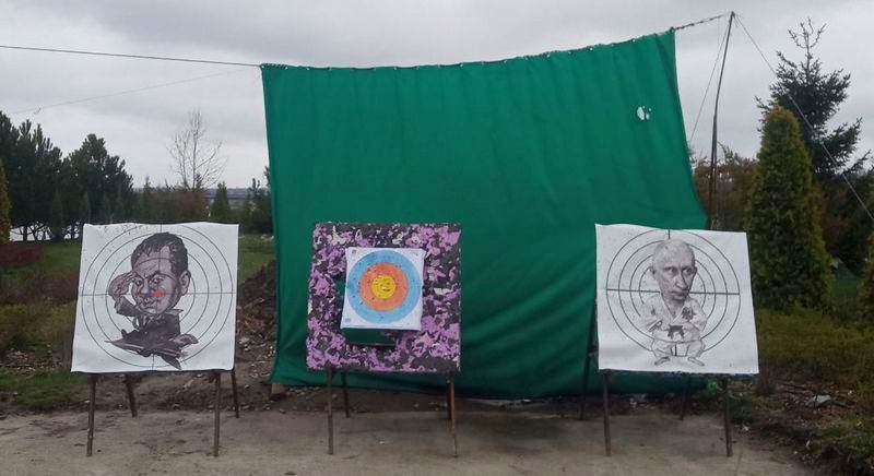 В Днепре появилось чучело Путина, в которое можно покидать дротиками