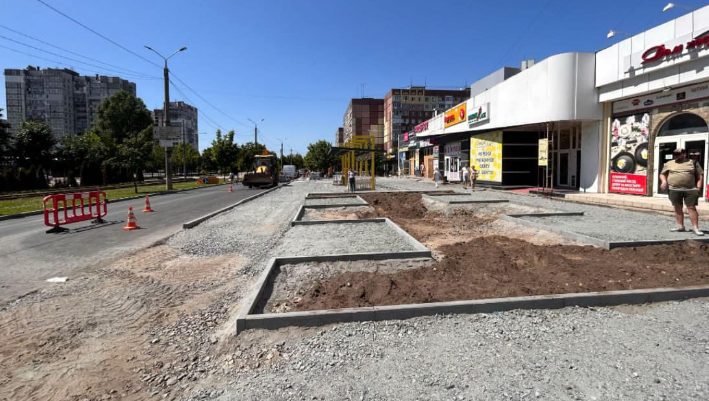 Велодоріжки та зоновані тротуари: у Дніпрі ремонтують проспект Миру