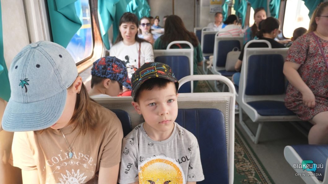 В Днепре в парке Глобы открылась детская железная дорога - рис. 13