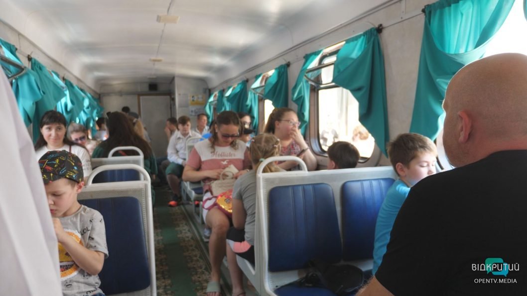 В Днепре в парке Глобы открылась детская железная дорога - рис. 15