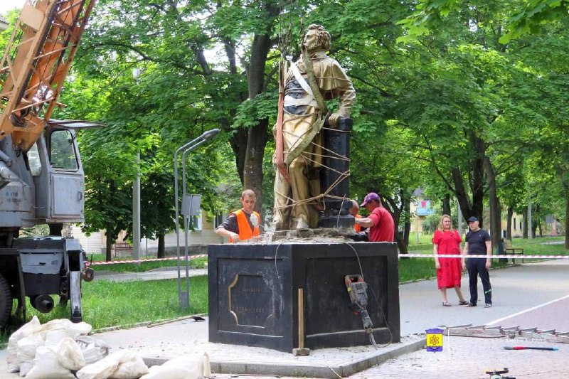 В Желтых Водах на Днепропетровщине снесли памятник Пушкину