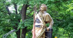 В Желтых Водах на Днепропетровщине снесли памятник Пушкину - рис. 1