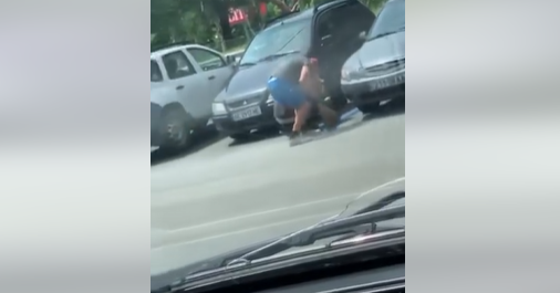 Вуличні художники: у Дніпрі двоє чоловіків намалювали синю паркувальну розмітку