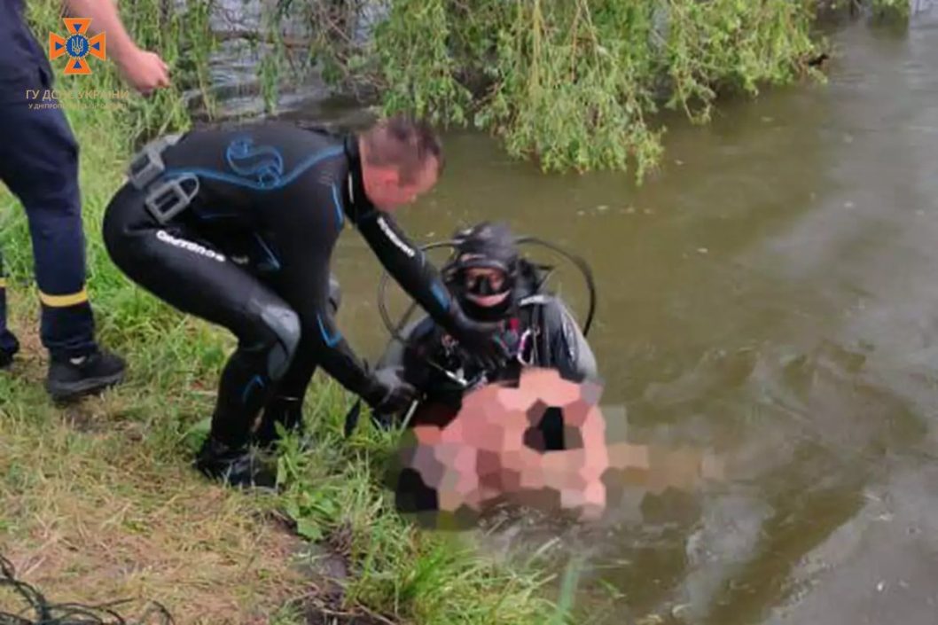 У передмісті Дніпра рятувальники дістали тіло чоловіка з водойми 