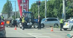В Днепре столкнулись мотоцикл, трактор и автомобиль: движение затруднено - рис. 11